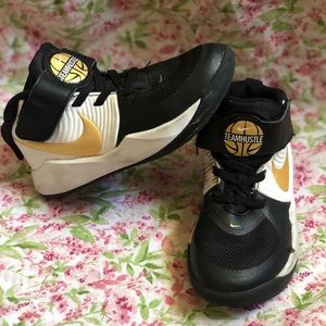 Nike Team Hustle Boys Basketball Shoes